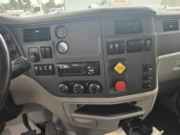 2019 Peterbilt 579 Base